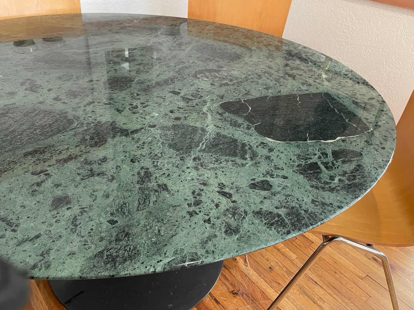 Saarinen 54" Round Dining Table